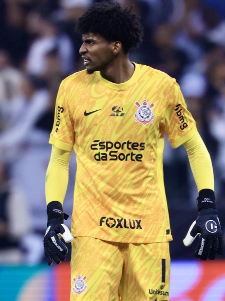 Hugo Souza, goleiro do Corinthians, durante jogo contra o Grêmio, pela Copa do Brasil