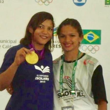 Sarah Menezes (e) com sua medalha de ouro ao lado da judoca Larissa Pimenta (d)