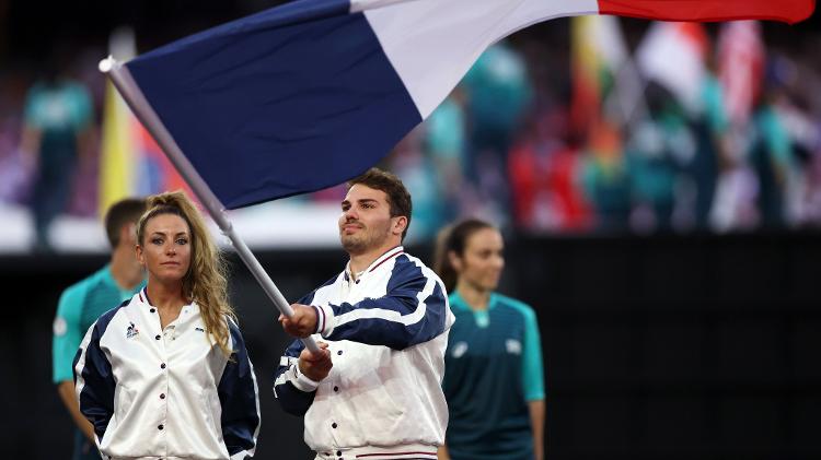 Antoine Dupont e Pauline Ferrand-Prévot, porta-bandeiras da França, na cerimônia de encerramento dos Jogos Olímpicos de Paris 2024