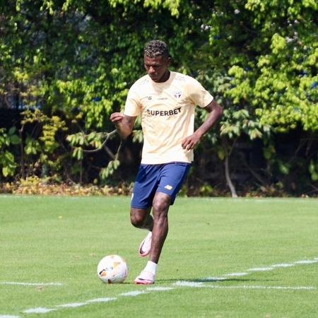 Arboleda durante treino no CT do São Paulo