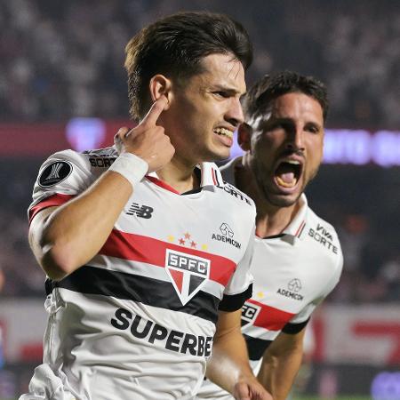 Bobadilla e Calleri comemoram gol marcado pelo São Paulo contra o Nacional, pela Libertadores