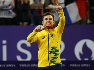 Vitor Tavares vence duelo de líderes do ranking e é bronze no badminton em Paris