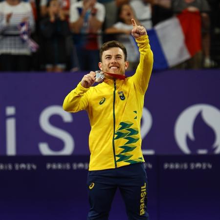 Vitor Tavares com a medalha de bronze da classe SH6 do badminton 