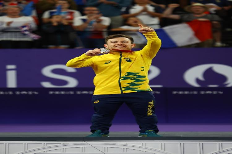 Vitor Tavares com a medalha de bronze da classe SH6 do badminton nos Jogos Paralímpicos