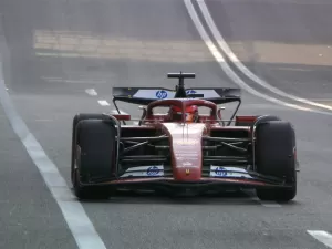 Leclerc celebra pole e clama por jogo de equipe da Ferrari no GP de Baku