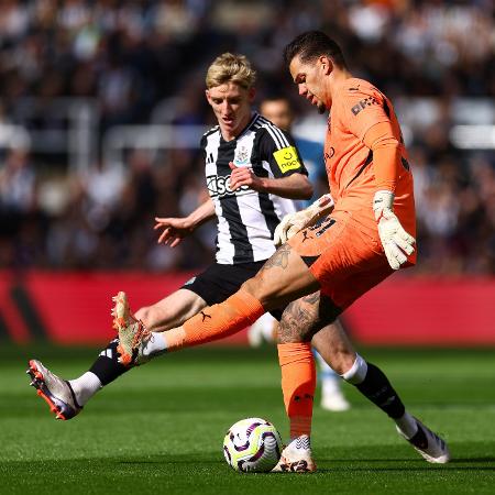 Ederson, do Manchester City, e Anthony Gordon, do Newcastle, em ação durante jogo do Inglês