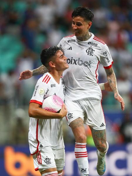 Alcaraz comemora com Pulgar na vitória do Flamengo sobre o Bahia