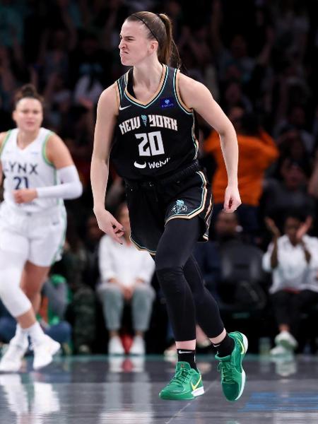 Sabrina Ionescu faz cara vibrante durante segunda partida da final da WNBA entre New York Liberty e Minnesota Lynx