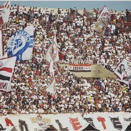 Bandeira da Máfia Azul no meio da Independente, em jogo do São Paulo no Morumbi