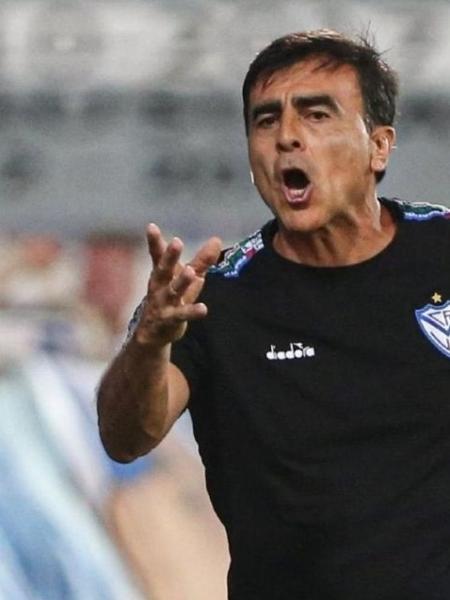 Técnico Gustavo Quinteros não tem chegado a um acordo com o Velez Sarsfield e negocia com Grêmio