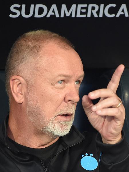 Mano Menezes, técnico do Grêmio, durante jogo contra o Godoy Cruz