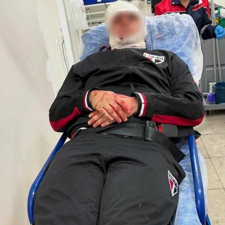 Torcedor do São Paulo machucado após queda de placa metálica no Morumbis Torcedor do São Paulo machucado após queda de placa metálica no Morumbis
