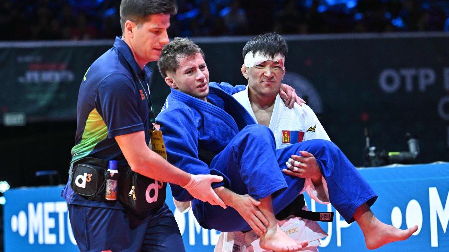 Michel Augusto é carregado por Yolk Kazirbyek após perder a medalha de bronze no Mundial de Judô Michel Augusto é carregado por Yolk Kazirbyek após perder a medalha de bronze no Mundial de Judô