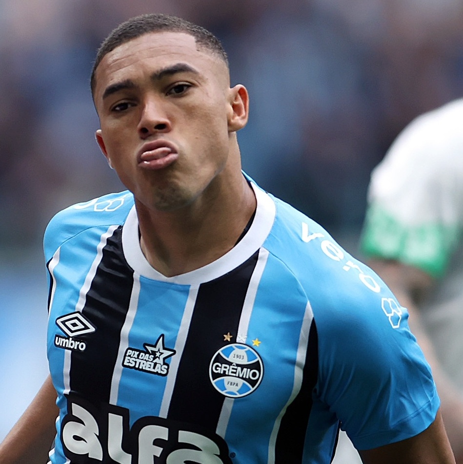 Carlos Vinícius brilha, Grêmio bate Juventude e mantém tabu de 20 anos
