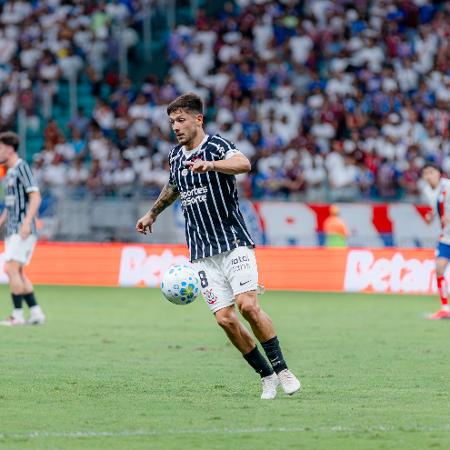 Rodrigo Garro em ação durante jogo entre Bahia e Corinthians no Brasileirão
