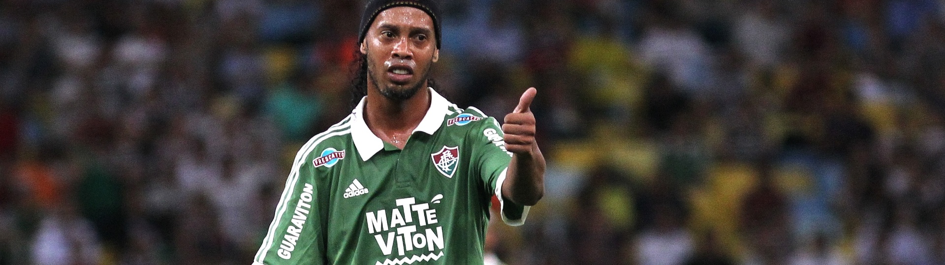 Ronaldinho Gaúcho gesticula com colegas de equipe durante confronto contra o Paysandu