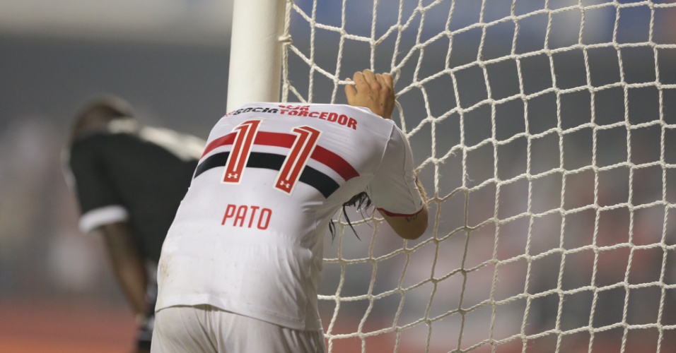 Alexandre Pato se lamenta após perder gol contra a Ponte Preta