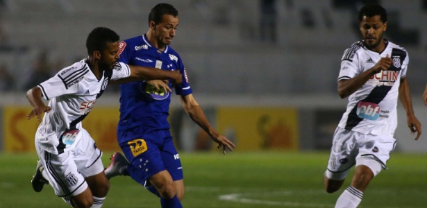 Leandro Damião disputa bola com atletas da Ponte Preta - MARCOS BEZERRA/FUTURA PRESS/ESTADÃO CONTEÚDO