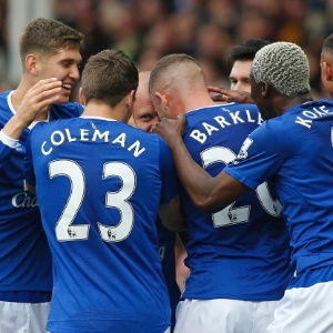 Jogadores do Everton comemoram gol de Steven Naismith frente ao Chelsea no Goodison Park, em jogo pela quinta rodada do Campeonato Inglês - Andrew Yates/Reuters