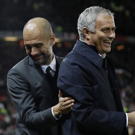 Pep Guardiola e José Mourinho se cumprimentam antes do clássico de Manchester