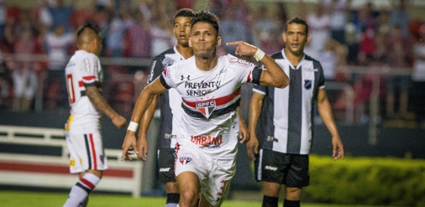 Atacante comemora gol com a camisa do São Paulo