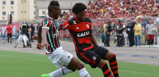 Léo Pelé (esq.), do Fluminense, em jogo contra o Flamengo - Gilson Borba/Futura Press/Estadão Conteúdo