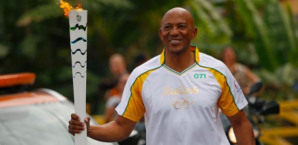 Frank Fredericks carrega tocha olímpica no Rio de Janeiro durante revezamento - Handout/Getty Images