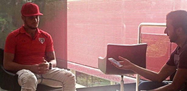 O goleiro Jean já concede entrevista com a camisa do São Paulo - Reprodução