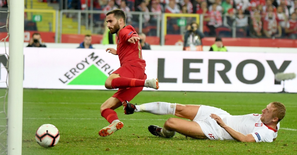 O zagueiro Glik anota gol contra ao tentar desarmar Rafa no jogo Polônia x Portugal