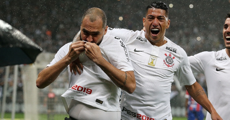 Sem Jadson, Corinthians sofre, mas conta com estrela de Danilo para se salvar