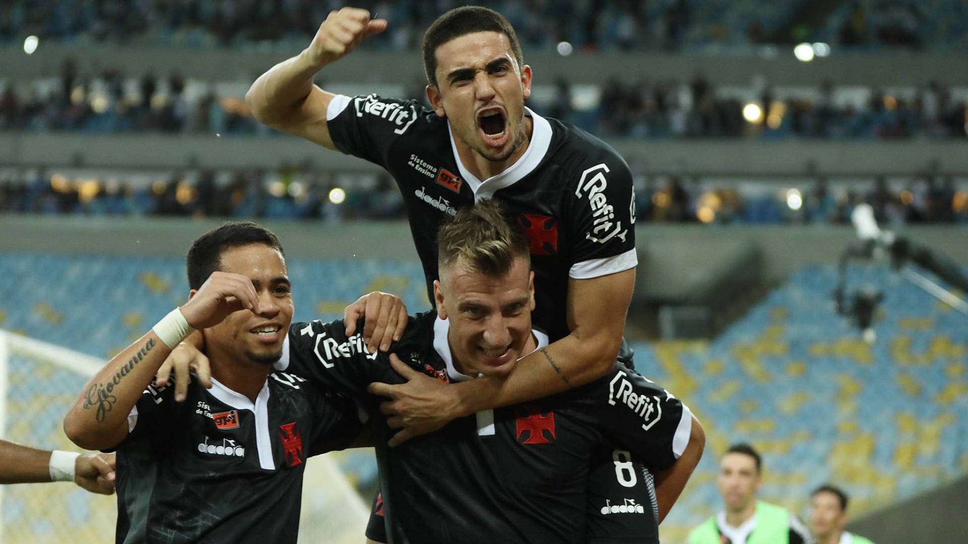 Jogadores do Vasco comemoram o gol de Maxi López contra o Fluminense