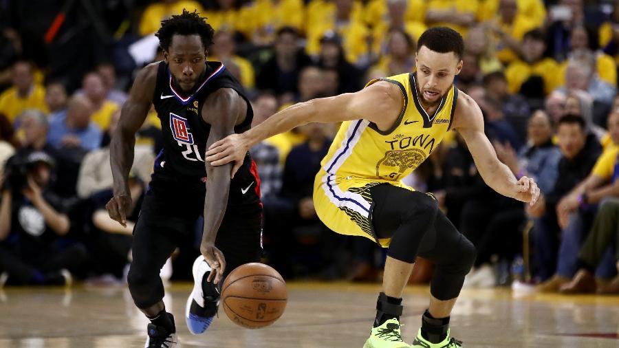 Patrick Beverley rouba a bola de Stephen Curry durante Golden State Warriors x Los Angeles Clippers - Ezra Shaw/Getty Images/AFP 