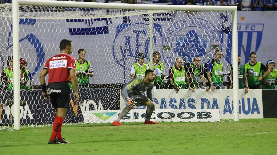 Vladimir, goleiro do Avaí, observa cobrança de pênalti durante decisão do Catarinense - Frederico Tadeu/Avaí F.C.