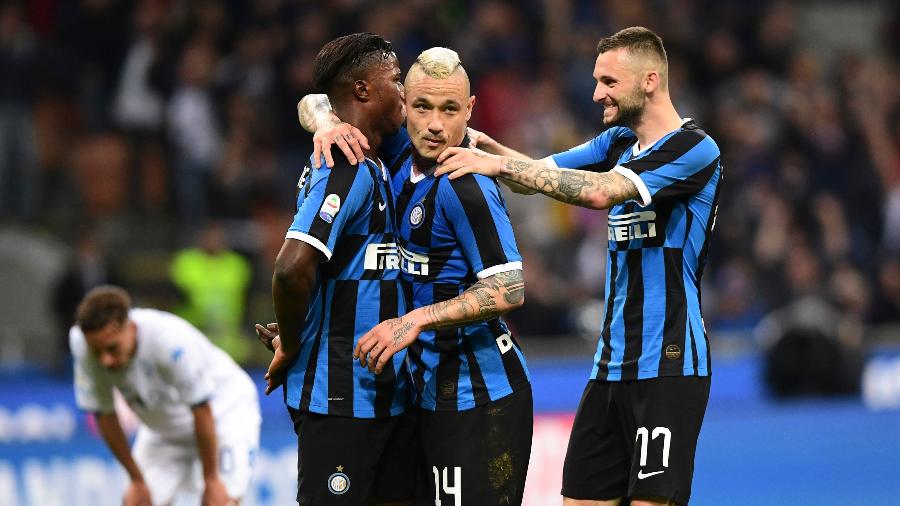 Jogadores comemoram gol da Inter no Campeonato Italiano - Miguel MEDINA / AFP