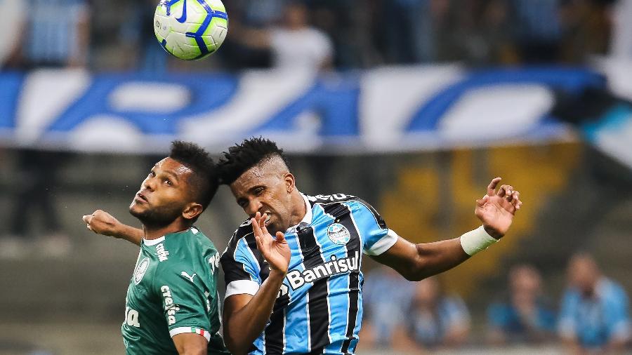 Cortez disputa a bola com Borja durante jogo do Grêmio contra o Palmeiras - Pedro H. Tesch/AGIF