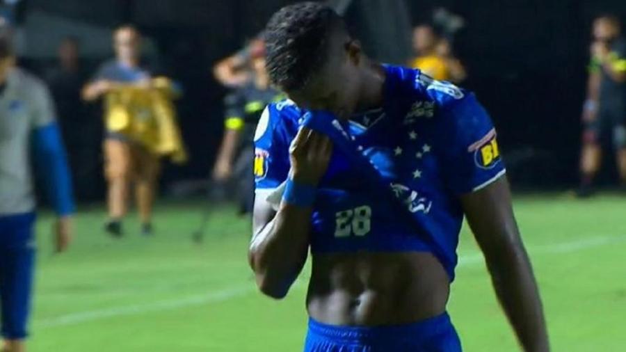 Orejuela chora na saída do gramado de São Januário; Cruzeiro pode ser rebaixado - Reprodução/Sportv