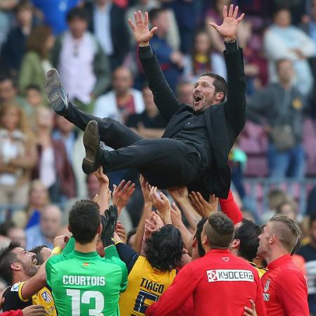 Diego Simeone erguido pelos jogadores do Atlético de Madrid após o título espanhol de 2014 - Alex Livesey/Getty Images