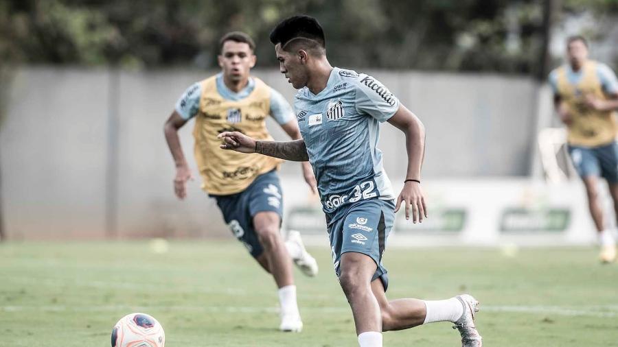 Ivonei carrega bola durante treino do Santos no CT Rei Pelé - Ivan Storti/Santos FC