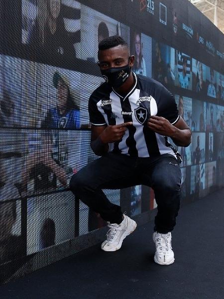 Kalou posa com a camisa do Botafogo - Vítor Silva/ BFR