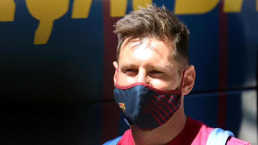 Lionel Messi usa máscara durante a pandemia do novo coronavírus - REUTERS/Rafael Marchante