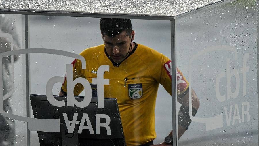 Árbitro Diego Pombo Lopez em ação - Thiago Ribeiro/AGIF