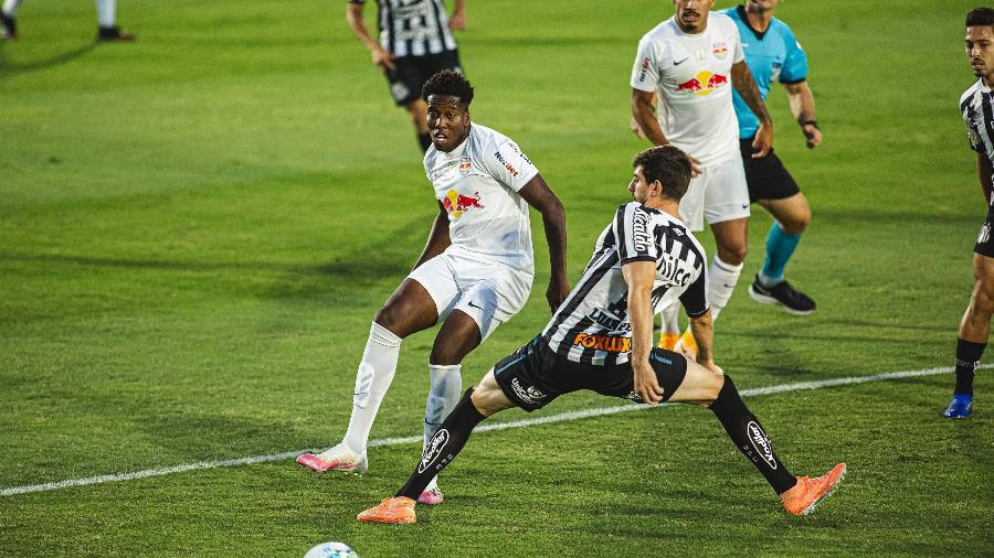 Hurtado e Luan Peres disputam bola no jogo entre Bragantino e Santos, no Brasileirão 2020 - Diogo Reis/AGIF