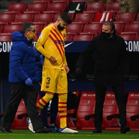  Piqué, do Barcelona, sofreu lesão no joelho contra o Atlético de Madri - GABRIEL BOUYS / AFP