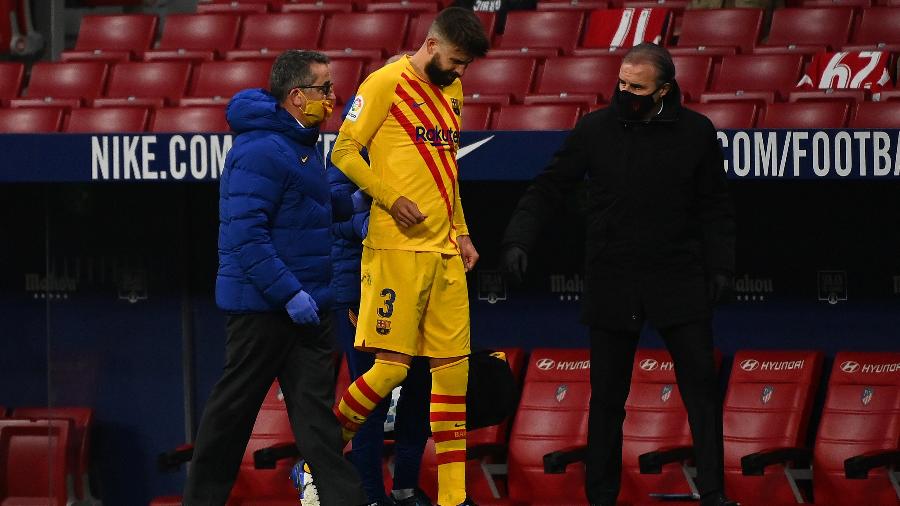  Piqué sofreu lesão no joelho contra o Atlético de Madri e vira problema para a Champions - GABRIEL BOUYS / AFP