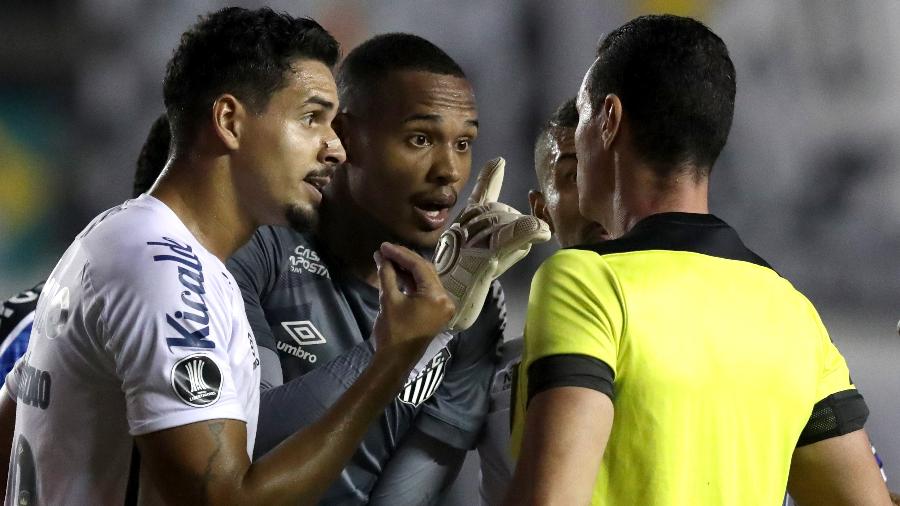 Árbitro Wilmar Roldán ouve reclamações de santistas durante jogo das quartas da Libertadores 2020, contra o Grêmio - Amanda Perobelli-Pool/Getty Images