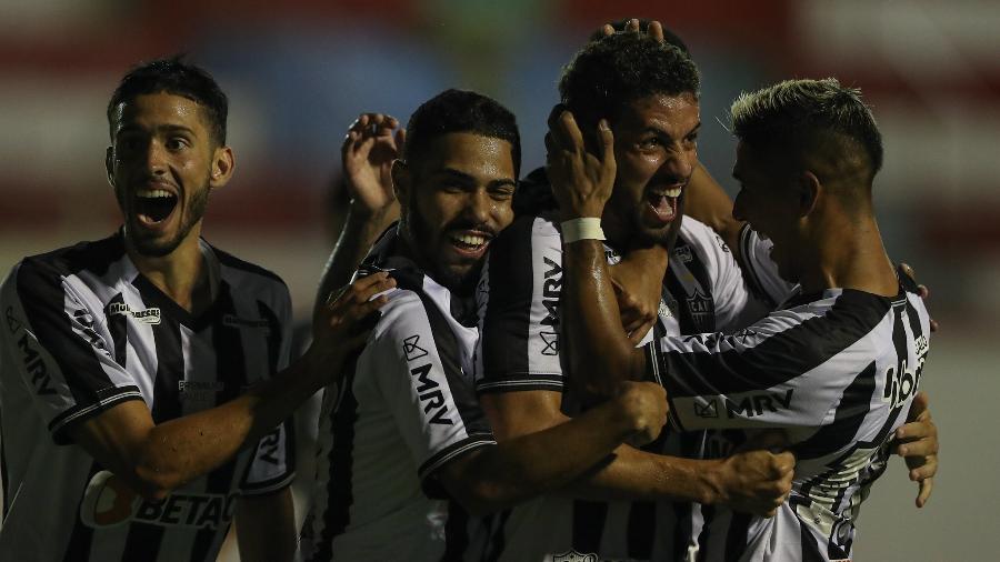 Jogadores do Atlético comemoram vitória sobre Tombense de virada com gol de Gabriel - Pedro Souza / Atlético