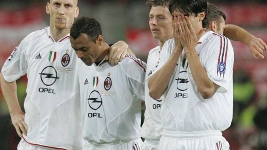 Jogadores do Milan lamentam derrota para o Liverpool na final da Champions de 2005 - Divulgação