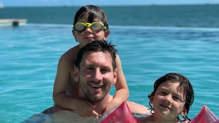 Messi curte piscina com filhos  - Reprodução/Instagram