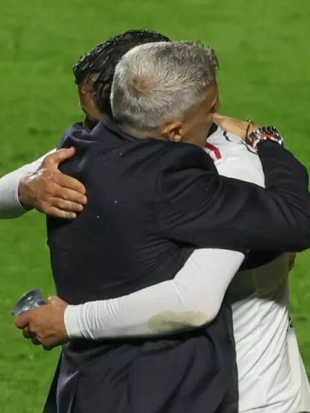 Pablo abraça Crespo após marcar para o São Paulo contra o Vasco - Marcello Zambrana/AGIF - Marcello Zambrana/AGIF