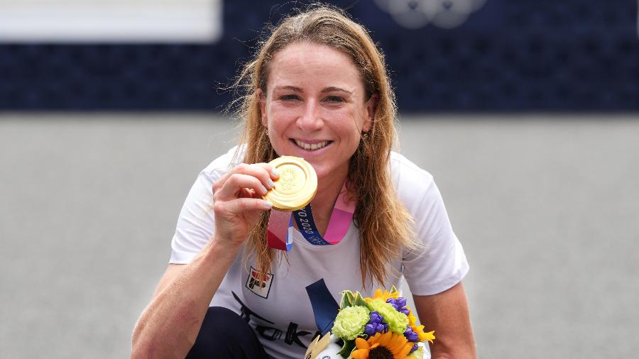 Annemiek van Vleuten comemora com a medalha após ser campeã olímpica em Tóquio - Ronald Hoogendoorn/BSR Agency/Getty Images